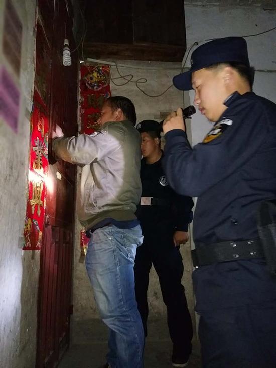 北海粗心妈妈误将幼女锁家中 民警全城寻开锁师傅开门